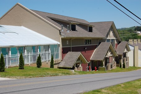Vacation Lodge - Image 43