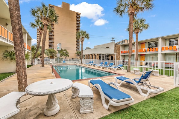 Piscine extérieure en saison