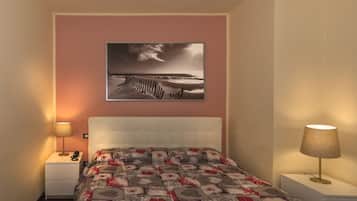 Une chambre à coucher avec un lit, une table de chevet, une lampe et un tableau accroché au mur.