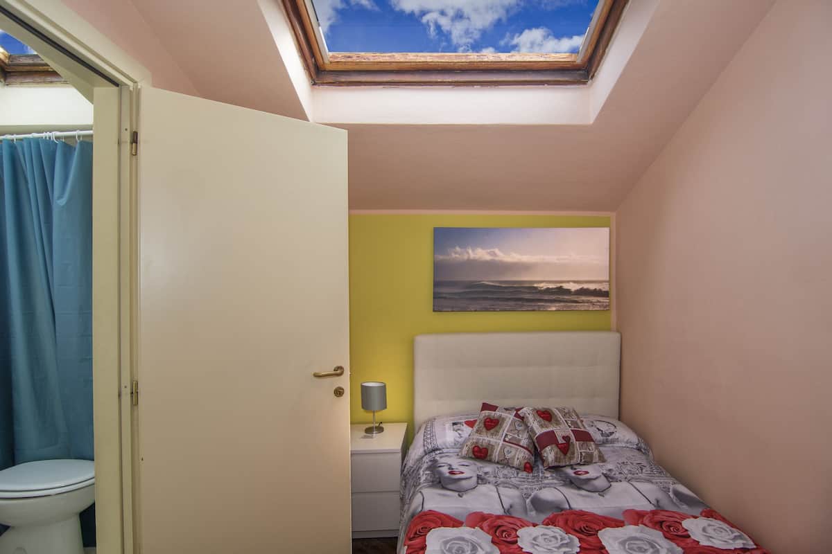 Een bureau, een laptopwerkplek, gratis wifi, beddengoed