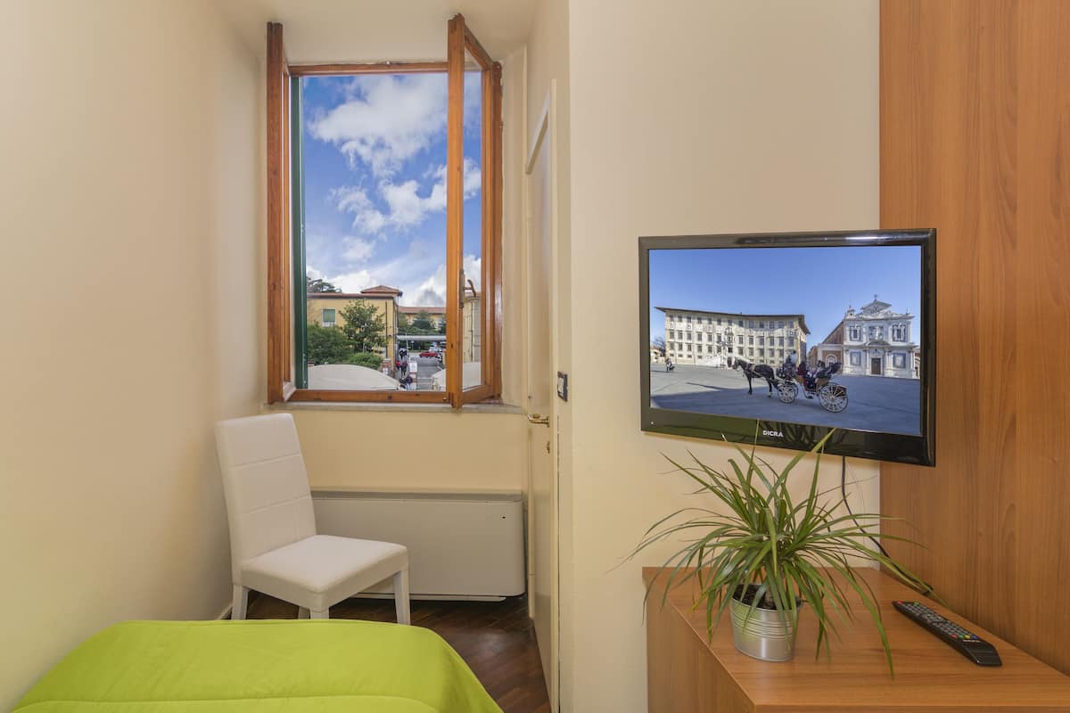 Een bureau, een laptopwerkplek, gratis wifi, beddengoed