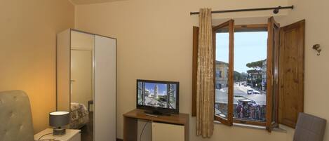 Quarto casal superior | Escrivaninha, espaço de trabalho para notebook, Wi-Fi de cortesia