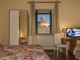 Superior Triple Room | Meja, ruang kerja komputer riba, Wi-fi percuma, cadar katil 