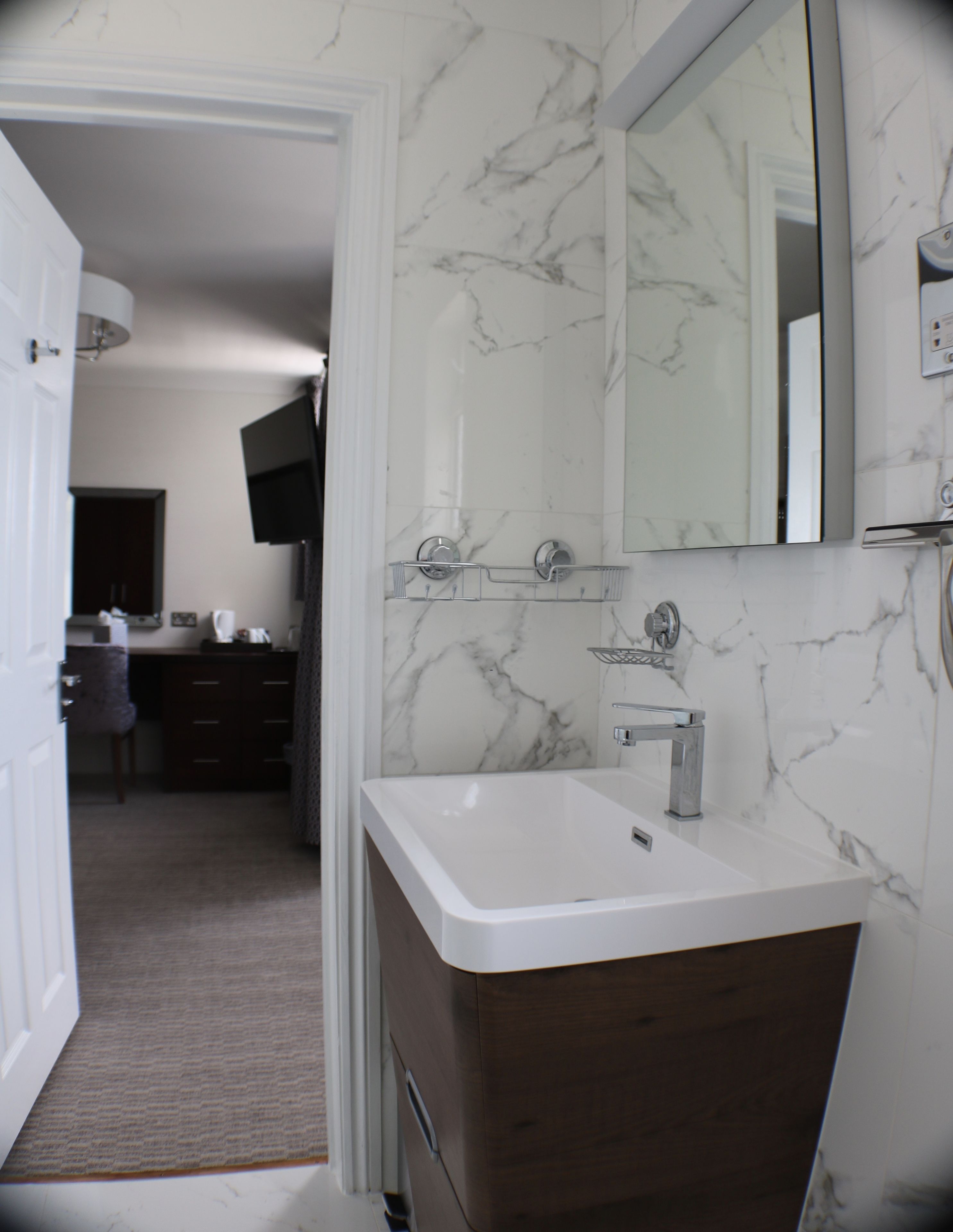 executive suite (four poster bed) | bathroom | free toiletries, hair dryer, towels, toilet paper