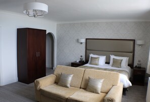 Superior Room, Sea View (Family 4) | Individually decorated, individually furnished, desk, free WiFi - Hotel Victoria (Newquay)