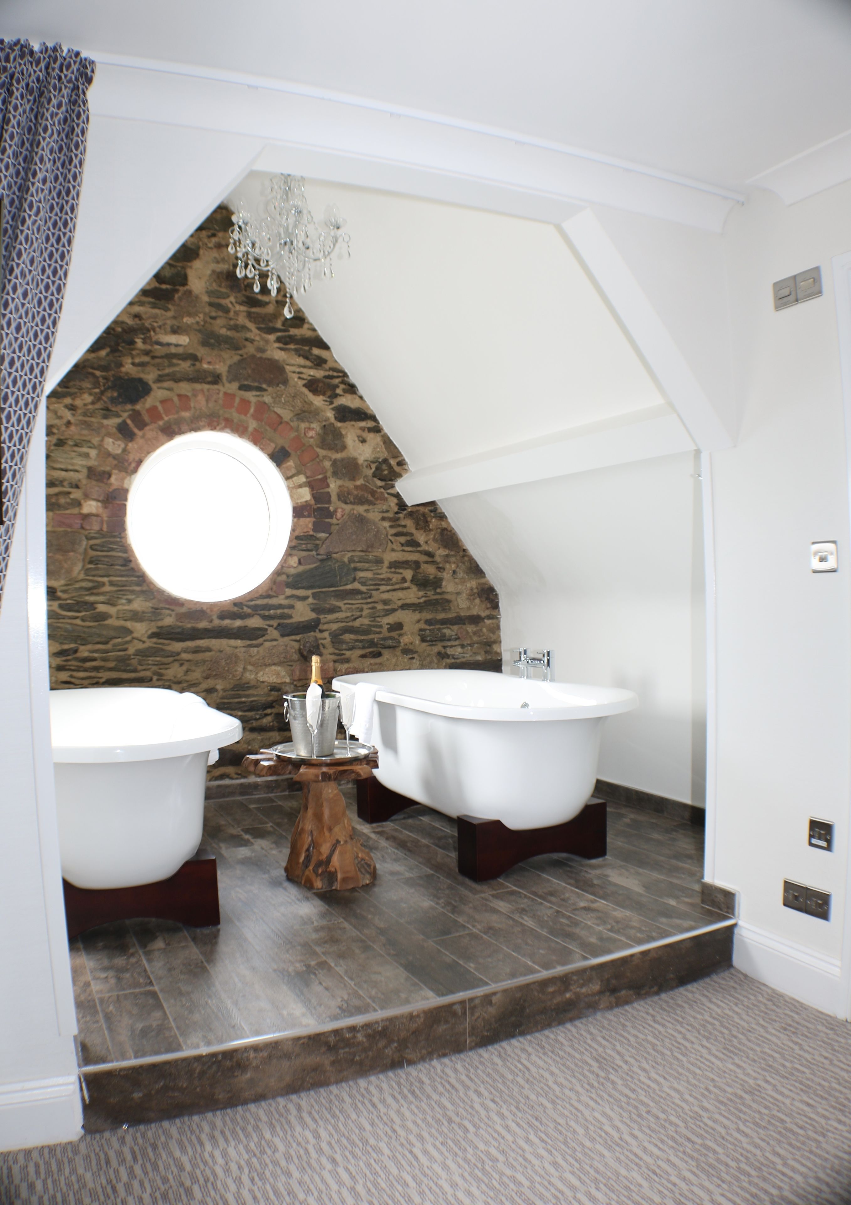 executive suite (four poster bed) | individually decorated, individually furnished, desk, free wifi