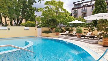 Inomhuspool, utomhuspool, parasoller och solstolar