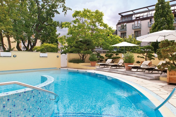 Piscina interna, piscina externa, funciona das 7h às 21h, guarda-sóis