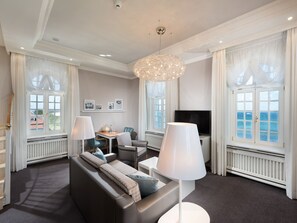 Dúplex | Sala de estar | Televisión, reproductor de DVD y libros 