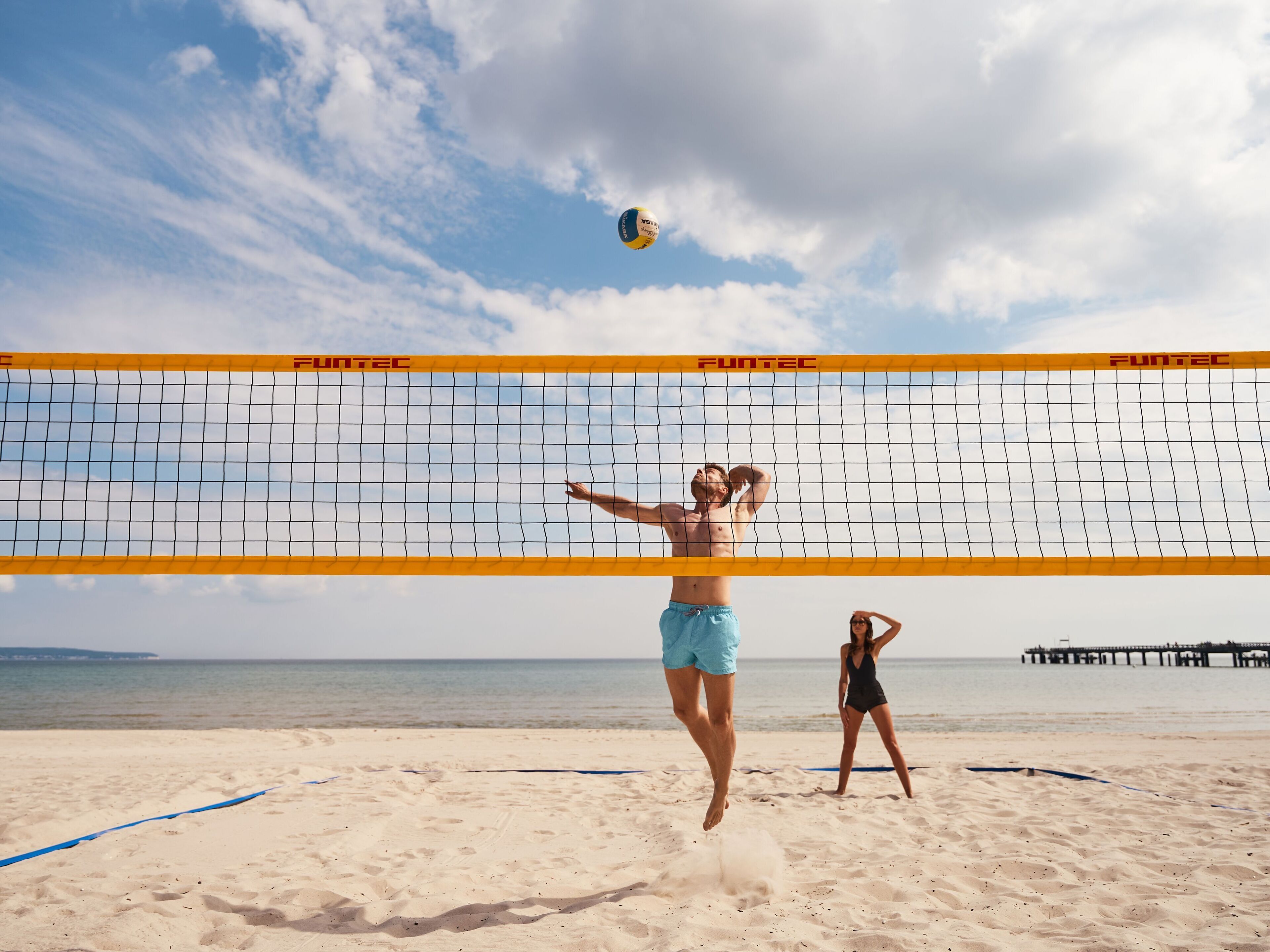 In Strandnähe, weißer Sandstrand, Strandtücher