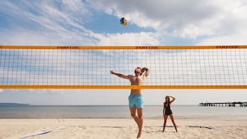 In Strandnähe, weißer Sandstrand, Strandtücher