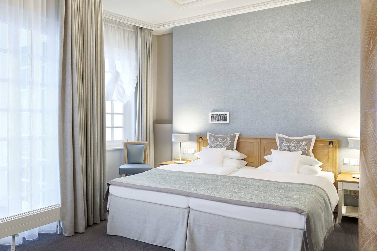 1 bedroom, hypo-allergenic bedding, free minibar, in-room safe