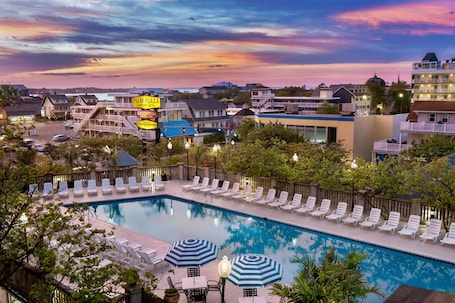 Seasonal outdoor pool, open 9:00 AM to 10:00 PM, pool umbrellas. Plim Plaza Hotel