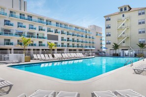 حمّام سباحة خارجي موسمي، مظلات على حمّام السباحة، مقاعد للتشمس