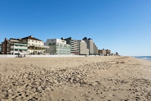 On the beach, beach towels - Harrison Hall Hotel (Ocean City)
