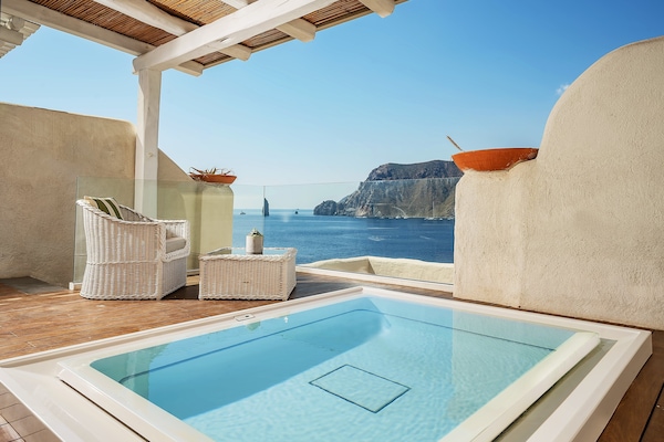 Suite, idromassaggio (Eolie) | Minibar, una cassaforte in camera, una scrivania, insonorizzazione