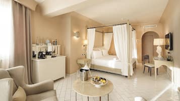 Junior Room | Minibar, in-room safe, desk, soundproofing