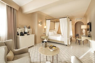 Junior Room | Minibar, in-room safe, desk, soundproofing