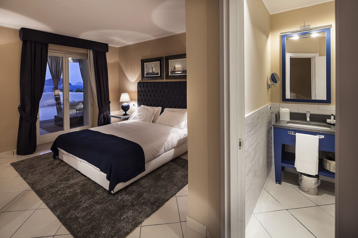 Suite (Panarea) | 1 slaapkamer, een minibar, een kluis op de kamer, een bureau