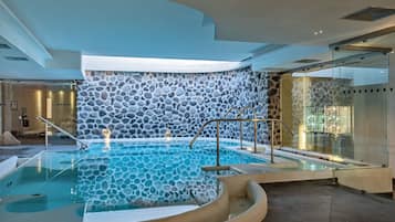 Piscina coperta, piscina all'aperto, lettini