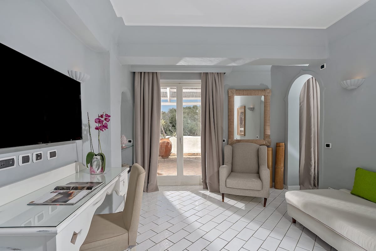 Suite (Basiluzzo) | 1 slaapkamer, een minibar, een kluis op de kamer, een bureau