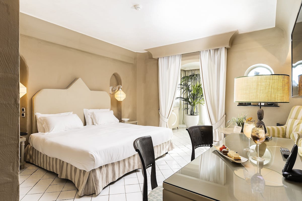 Suite (Vulcano) | 1 slaapkamer, een minibar, een kluis op de kamer, een bureau