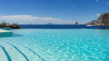 Piscine couverte, piscine extérieure, chaises longues