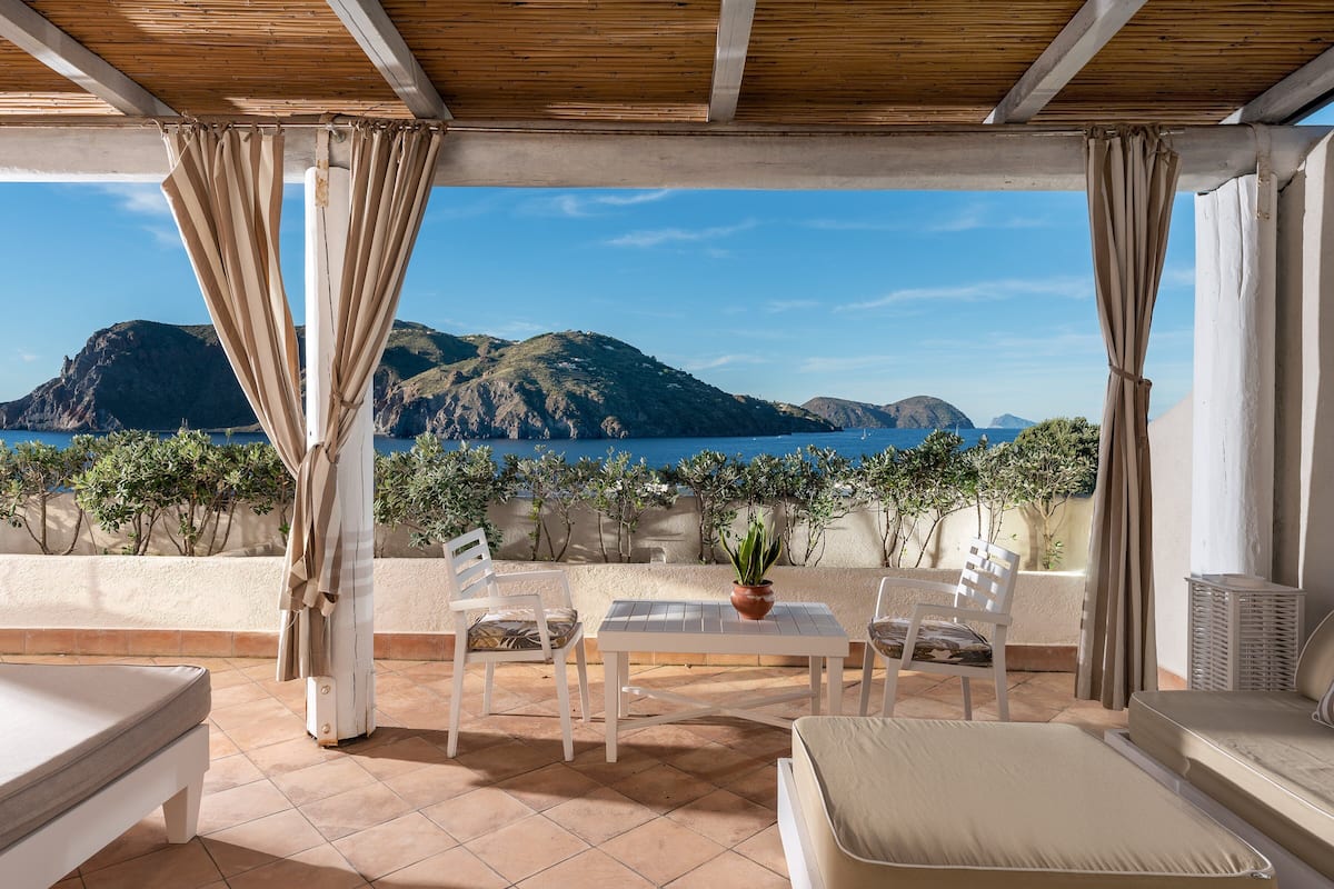 Suite (Stromboli) | 1 slaapkamer, een minibar, een kluis op de kamer, een bureau