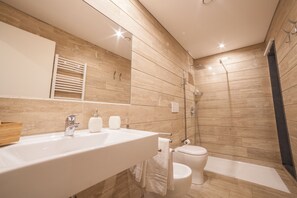 Standard Double Room | Bathroom