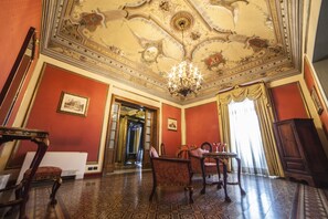 Suite | Living room | Flat-screen TV - Hotel Royal (Catania)