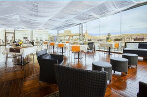 Colazione a buffet, servita tutte le mattine (10 EUR a persona) 