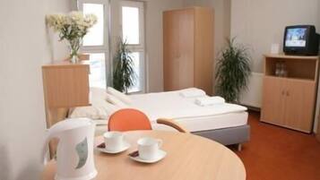 Zimmersafe, Schreibtisch, Verdunkelungsvorhänge, Bügeleisen/Bügelbrett