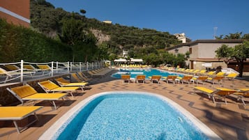 Piscine extérieure (ouverte en saison), parasols de plage