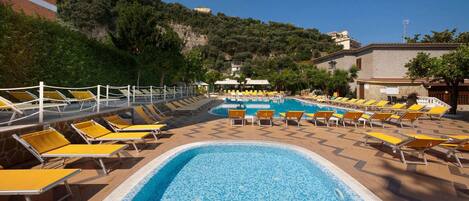 Een seizoensgebonden buitenzwembad en parasols bij het zwembad