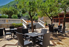 2 restaurants, breakfast, lunch served; local cuisine