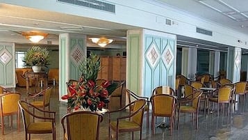 2 restaurants servant le petit déjeuner, spécialités Cuisine locale