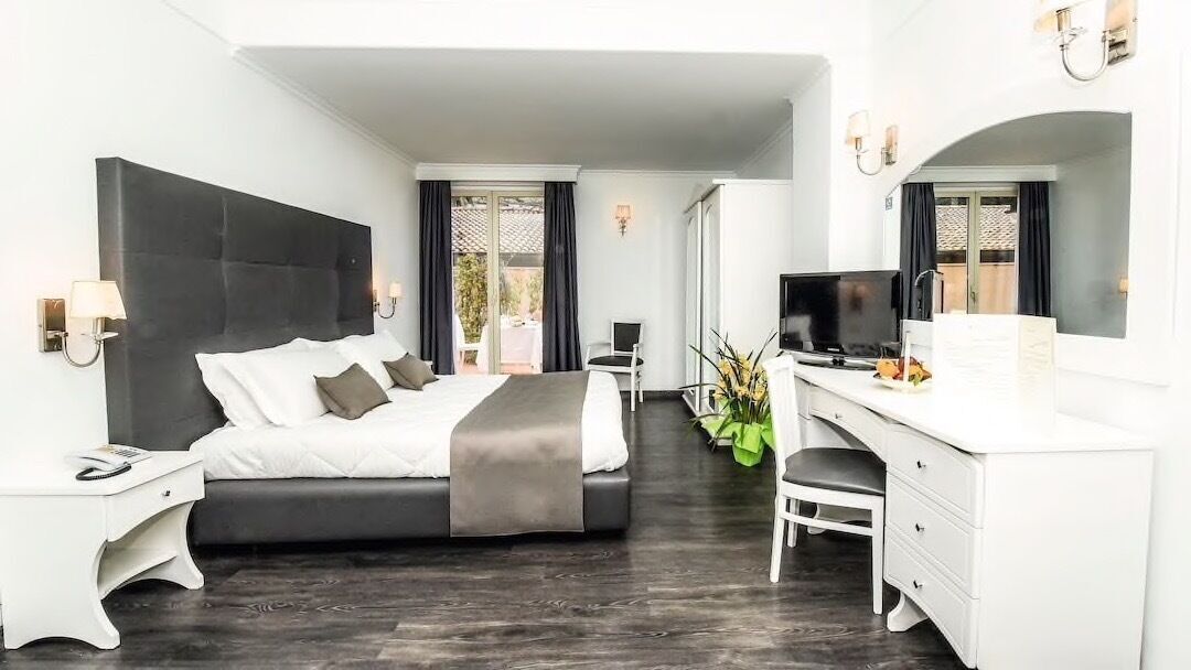 ミニバー、セーフティボックス (室内)、デスク、遮光カーテン