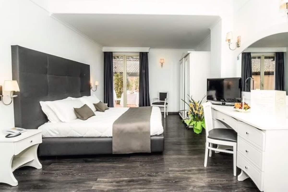 Minibar, Zimmersafe, Schreibtisch, Verdunkelungsvorhänge