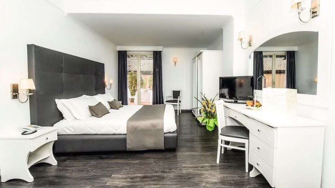 ミニバー、セーフティボックス (室内)、デスク、遮光カーテン