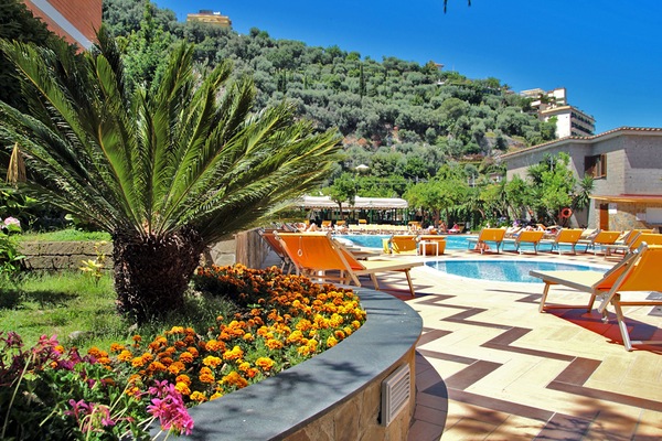 Seasonal outdoor pool, pool umbrellas, sun loungers