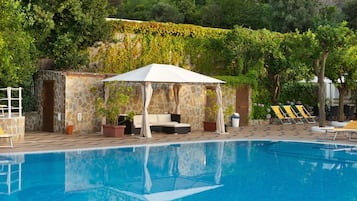 Piscina externa sazonal, guarda-sóis, espreguiçadeiras