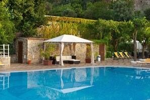 Seasonal outdoor pool, pool umbrellas, pool loungers - Grand Hotel Parco del Sole (Sant'Agnello)