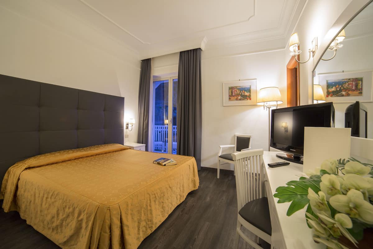 Minibar, safe på rommet, skrivebord og blendingsgardiner