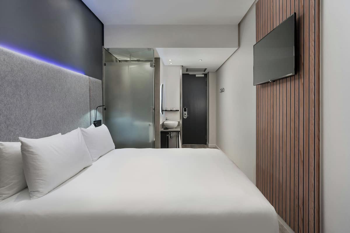 1 Schlafzimmer, hochwertige Bettwaren, Zimmersafe, Schreibtisch