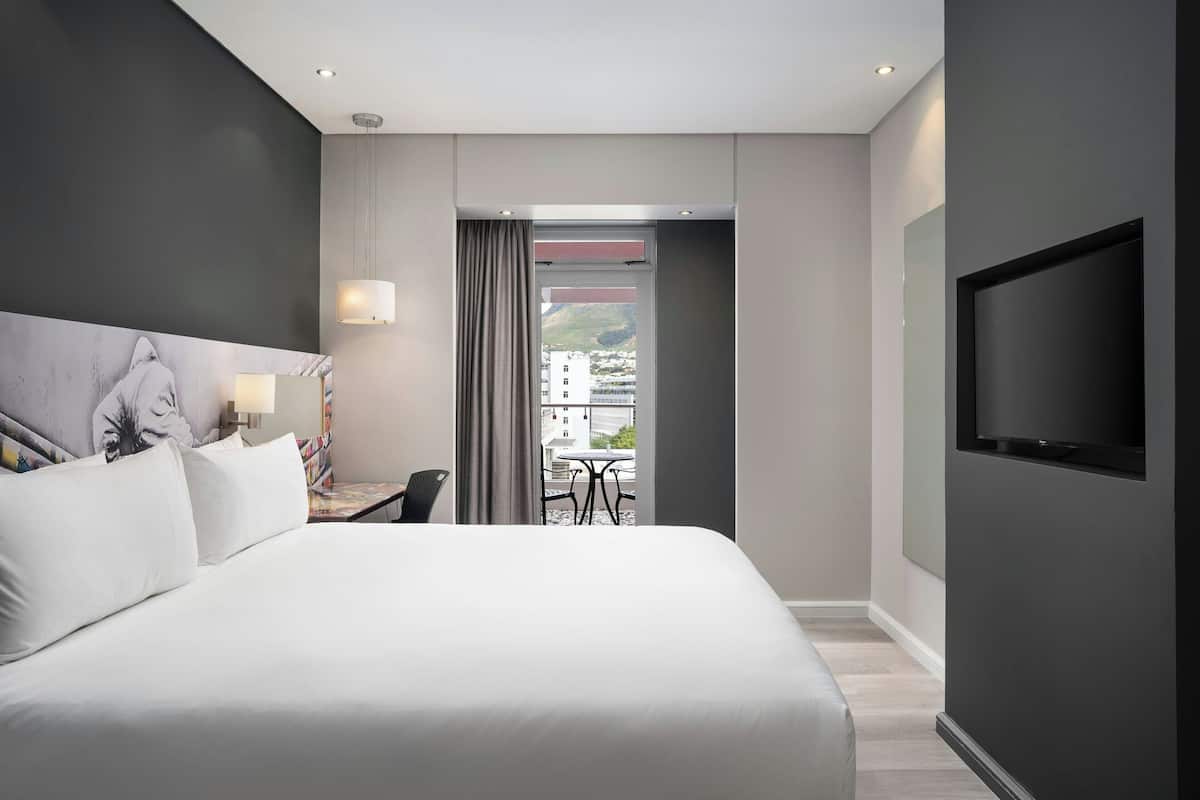Room, 1 King Bed, Non Smoking, Balcony | 1 bedroom, premium bedding, in-room safe, desk