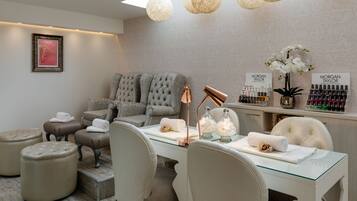 Couples treatment rooms, body treatments, aromatherapy
