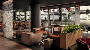 Serves breakfast, lunch and dinner