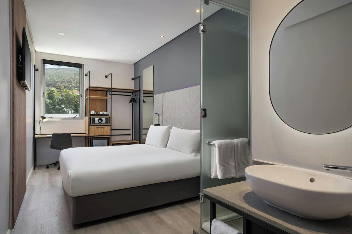Room, 1 King Bed, Non Smoking | 1 bedroom, premium bedding, in-room safe, desk