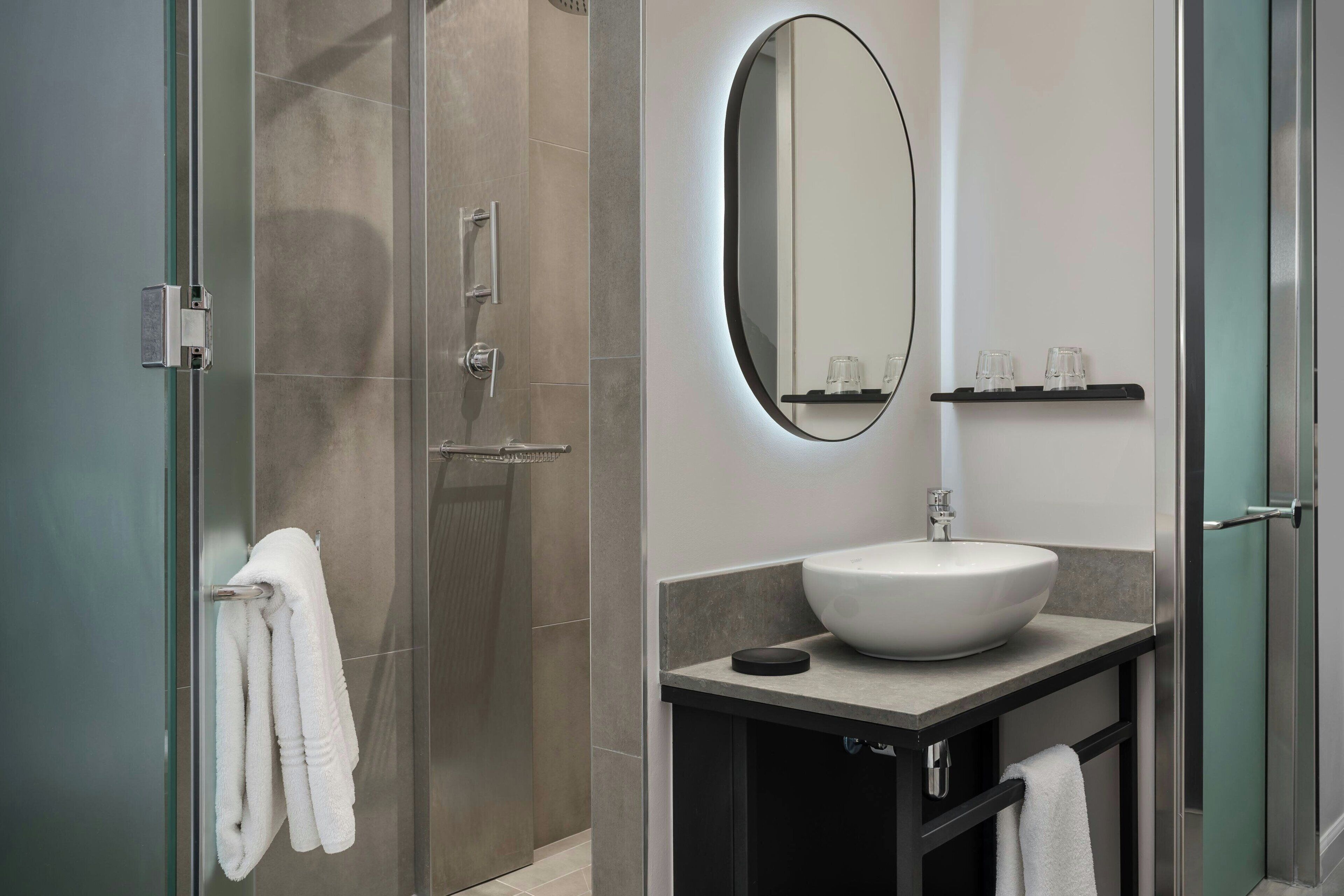 room, 1 king bed, non smoking | bathroom | free toiletries, hair dryer, towels