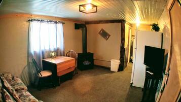 Traditional Cabin, 1 Queen Bed, Fireplace, Mountain View | Private kitchen | Fridge, microwave, coffee/tea maker